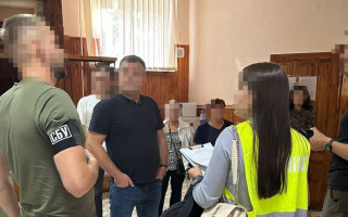 В Киеве начальник юротдела госучреждения за $9000 обещал саботировать судебные заседания в интересах ответчика