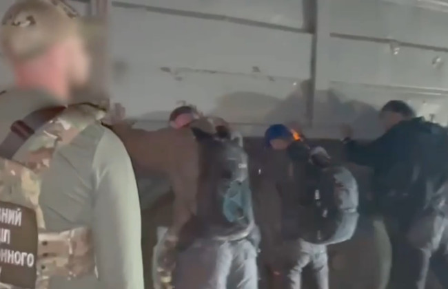 Одразу шість нелегалів: чоловіки сховалися у причепі вантажівки, щоб виїхати до Молдови