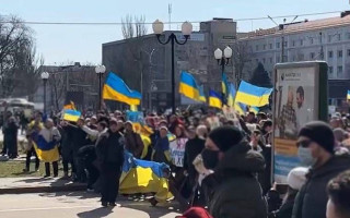 Силовые разгоны мирных протестов в Херсоне: будут судить 14 российских военнослужащих