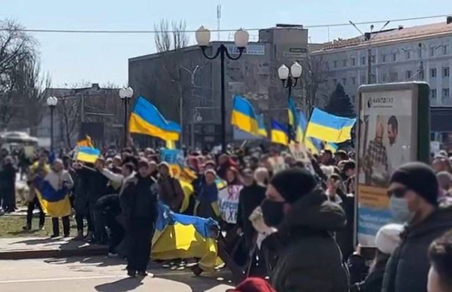 Силовые разгоны мирных протестов в Херсоне: будут судить 14 российских военнослужащих