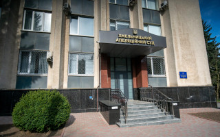 В Хмельницкой области женщина судилась с соседкой из-за самовольно построенного забора и просила взыскать моральный вред: что решил суд