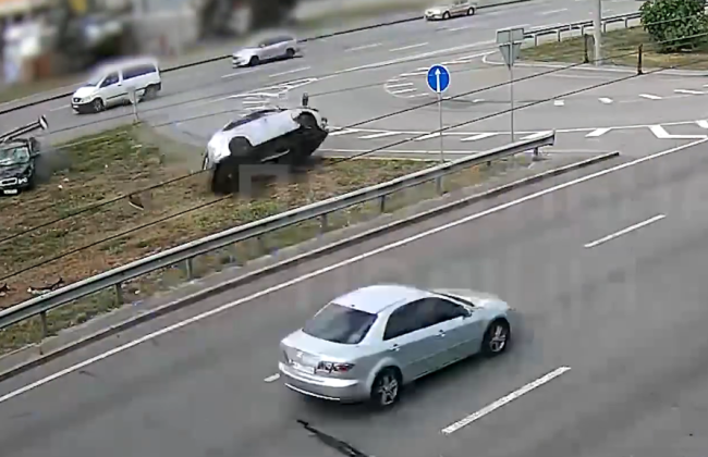 У Києві на Кільцевій дорозі сталася ДТП – авто перевернулося аж кілька раз, відео