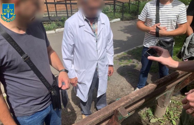 На Черкащині секретар ВЛК та сімейний лікар за хабарі «відмазували» ухилянтів