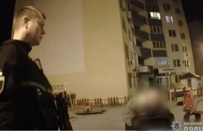 В Киеве полицейские изъяли 5-месячного младенца у пьяной женщины, которая ночью находилась на улице: видео