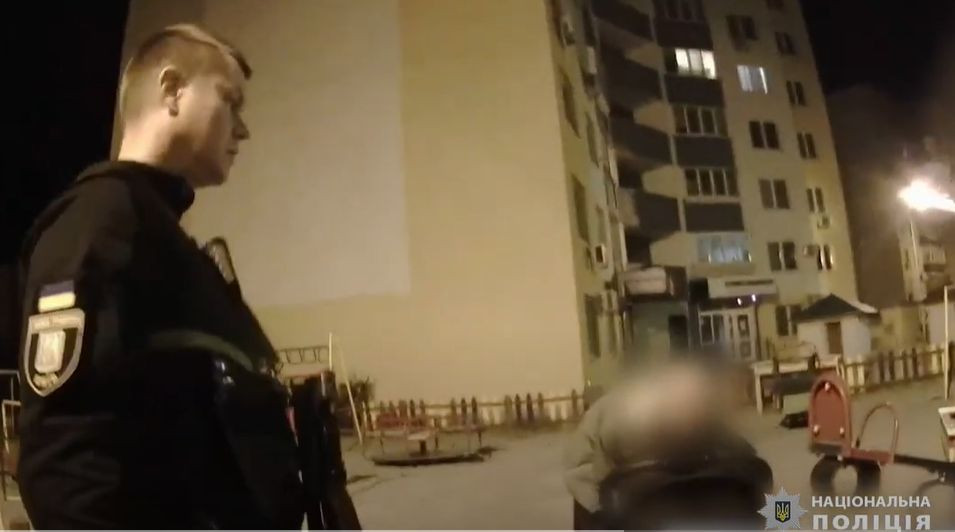 В Киеве полицейские изъяли 5-месячного младенца у пьяной женщины, которая ночью находилась на улице: видео