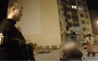 В Киеве полицейские изъяли 5-месячного младенца у пьяной женщины, которая ночью находилась на улице: видео