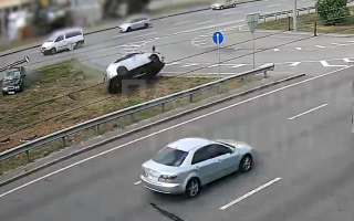 В Киеве на Окружной дороге произошло ДТП – авто перевернулось несколько раз, видео