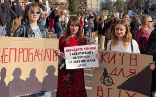 В Киеве возле КГГА проходит митинг против скандальных закупок: появилась реакция мэрии