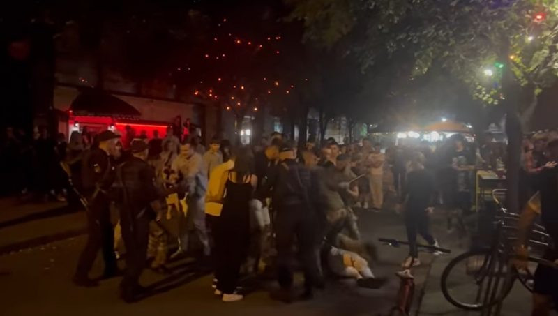 Вечірній відпочинок завершився сутичкою: у центрі Івано-Франківська сталася масова бійка, відео