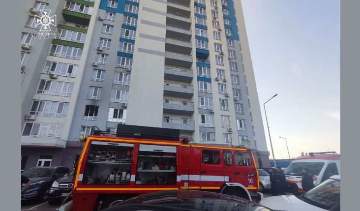 У Києві спалахнула квартира в багатоповерхівці
