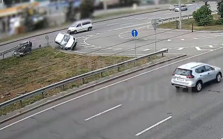 В Киеве произошло серьезное ДТП с опрокидыванием, видео