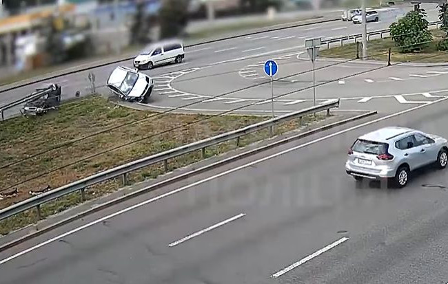 В Киеве произошло серьезное ДТП с опрокидыванием, видео