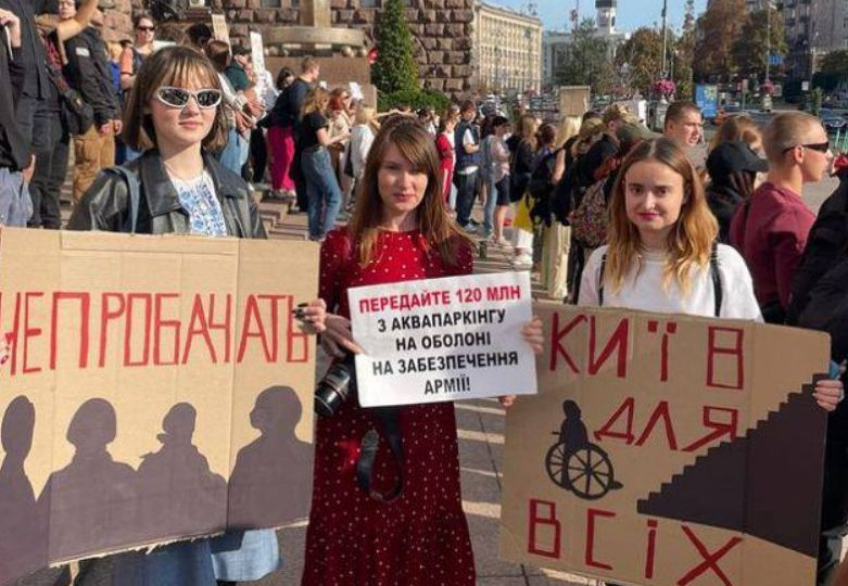 В Киеве возле КГГА проходит митинг против скандальных закупок: появилась реакция мэрии