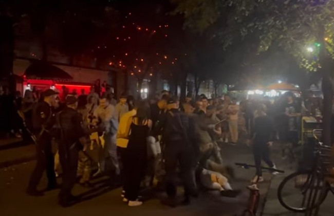 Вечірній відпочинок завершився сутичкою: у центрі Івано-Франківська сталася масова бійка, відео
