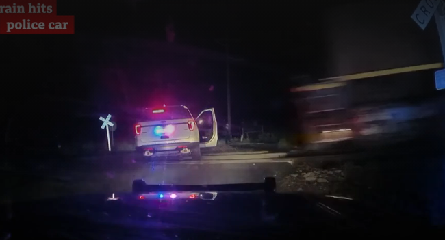 В США поліція залишила жінку в наручниках в машині на залізничних коліях – потяг врізався в авто