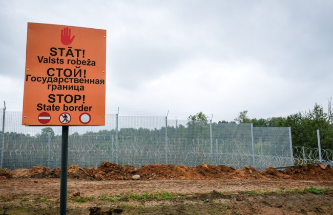 Латвия будет строить заграждения на границе с беларусью даже на болотах
