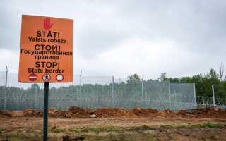 Латвия будет строить заграждения на границе с беларусью даже на болотах