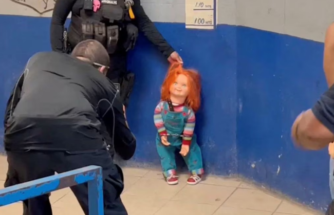 В Мексике задержали мужчину и его «куклу-демона» Чаки – он пугал прохожих и требовал деньги, видео