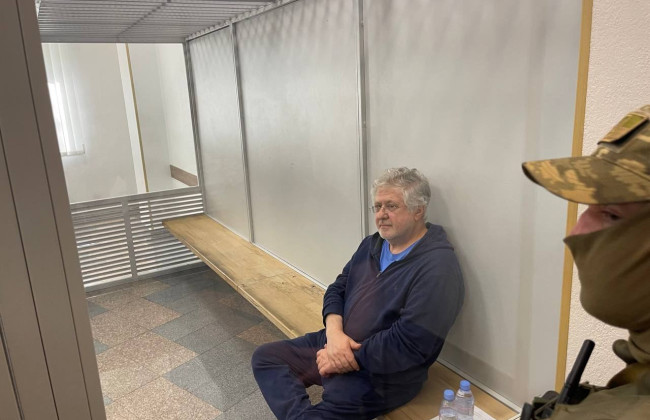 Коломойський вже в будівлі суду і чекає на початок засідання, відео
