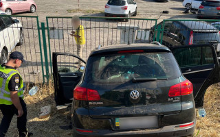 У Києві водій кросовера стукнув дві автівки та в'їхав у огорожу, фото