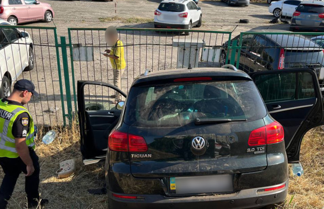 У Києві водій кросовера стукнув дві автівки та в'їхав у огорожу, фото