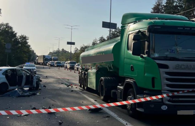 У Києві водій таксі протаранив легковик, після чого в’їхав у бензовоз: пасажирка загинула