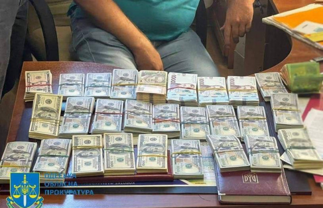 $1200 за безкоштовну операцію: лікарів одеської лікарні викрили на хабарництві