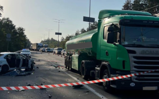 Киеве водитель такси протаранил легковушку, после чего въехал в бензовоз: пассажирка погибла