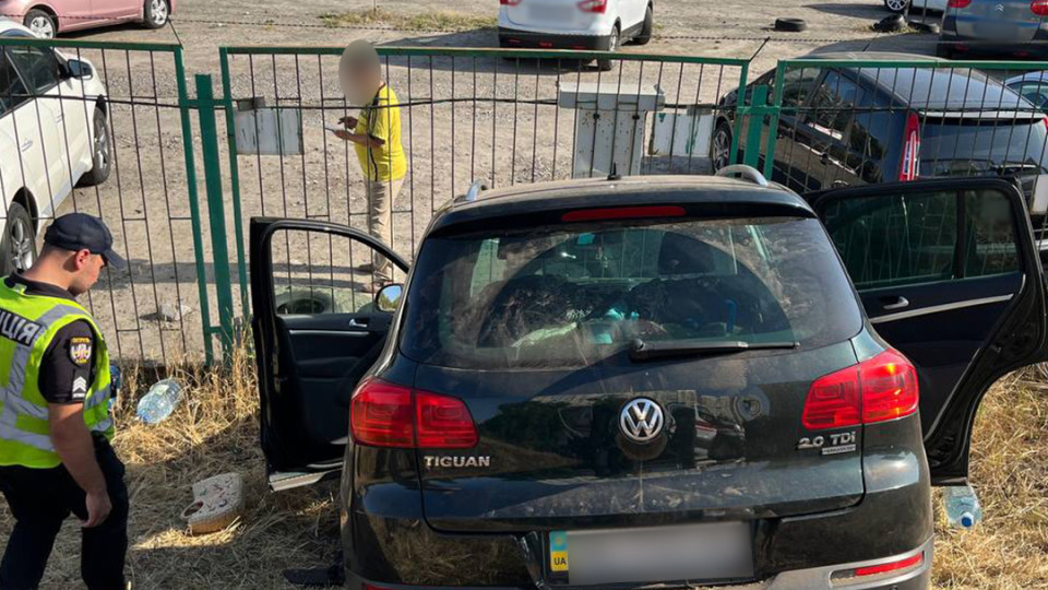 У Києві водій кросовера стукнув дві автівки та в'їхав у огорожу, фото