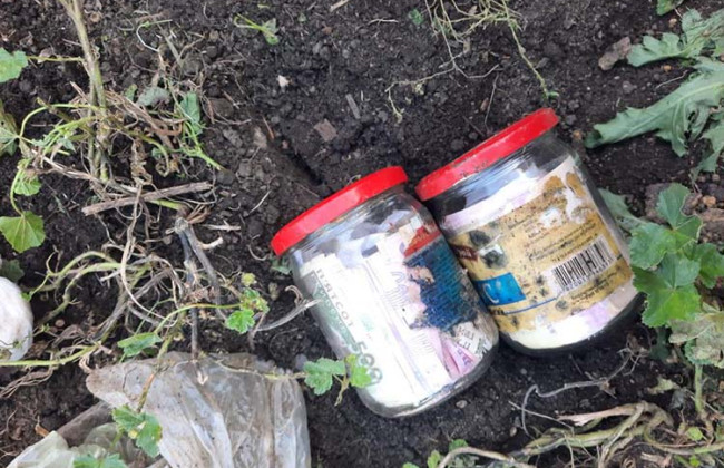 На Тернопольщине полицейские перекопали территорию заявительницы, чтобы найти ее банки с деньгами