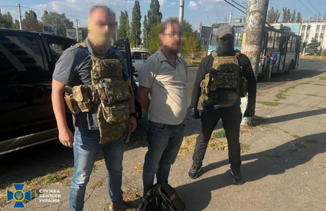 У Херсоні священник УПЦ МП торгував російською зброєю та боєприпасами: фото і відео