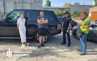 ГБР разоблачило супругов, продававших военным бесплатно полученные за границей автомобили