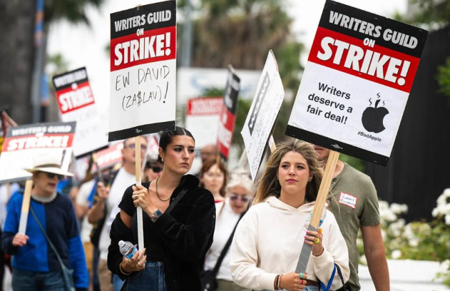 Длилась пять месяцев: голливудские сценаристы объявили о прекращении забастовки