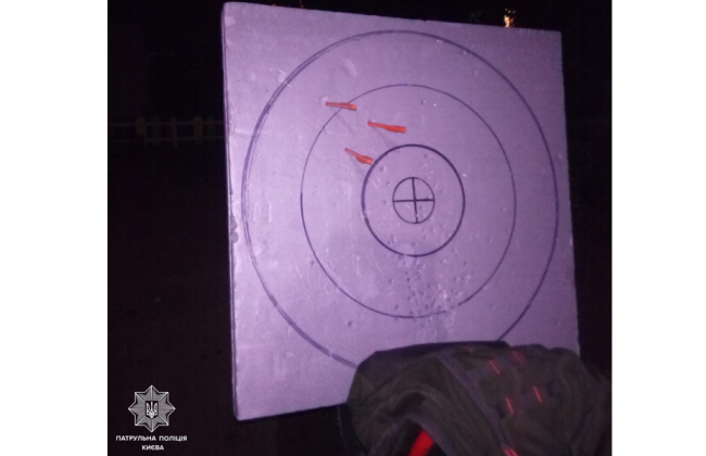 В Киеве мужчина стрелял из арбалета на детской площадке в Святошинском районе