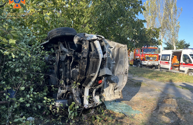 У Запоріжжі маршрутка зіткнулася з електроопорою – є постраждалі