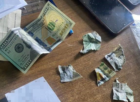 Намагалася з’їсти хабар: ДБР затримало посадовців МСЕК та міської лікарні, які вимагали гроші у військового