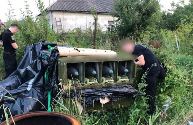 Сховали покинутий окупантами ЗРК: поліція викрила двох чоловіків та знайшла схрон зброї на понад 30 млн гривень