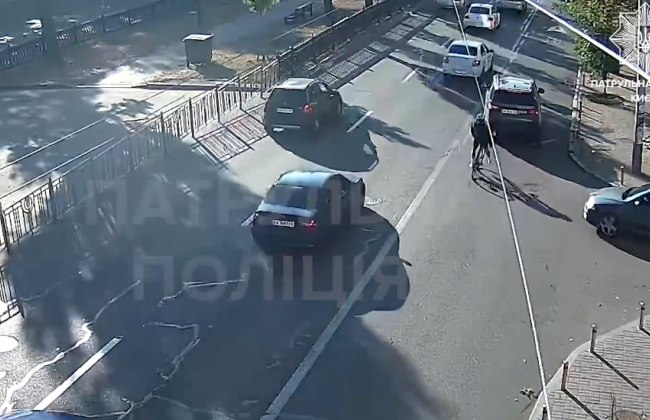 В центре Киева водитель велосипеда влетел в автомобиль Land Rover: видео ДТП