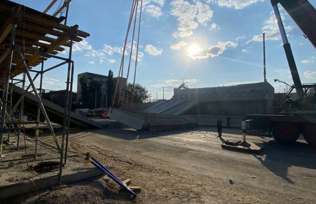 У Києві стався обвал балок під час робіт з реконструкції Дегтярівського шляхопроводу