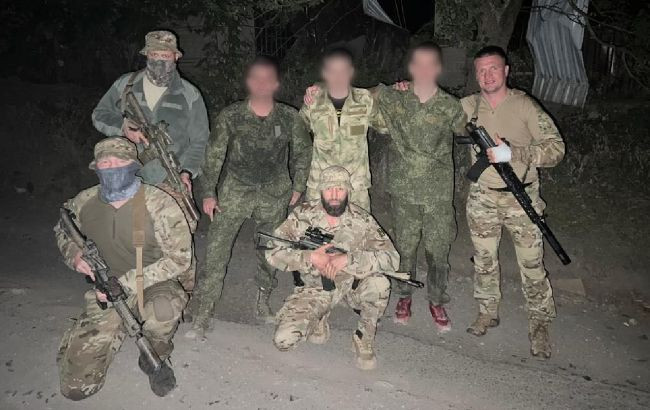 ВМС і ГУР провели спецоперацію і повернули додому двох українських десантників, відео