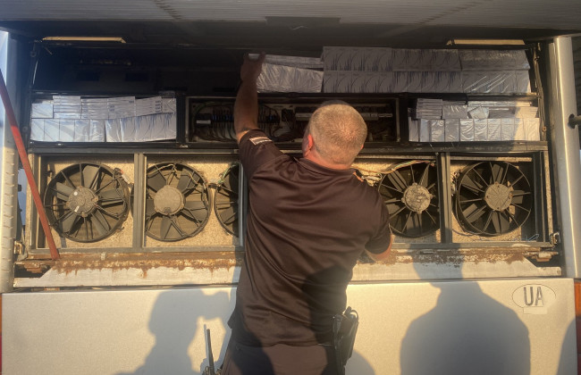 В автобусі, який прямував в Бухарест, виявили майже 17 тисяч пачок захованих сигарет, фото