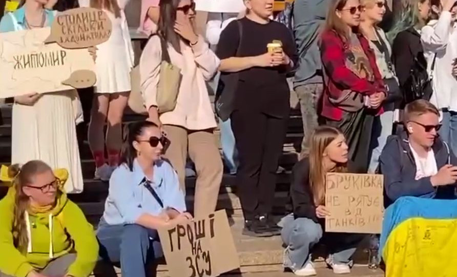 В Киеве возле КГГА снова прошел митинг против скандальных закупок, фото