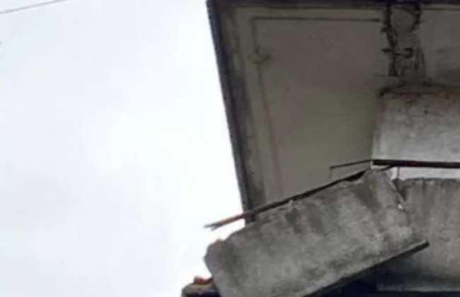 У Києві в багатоповерхівці впав балкон: фото та відео
