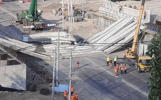 В Киеве на Шулявке упал мост: подробности и видео
