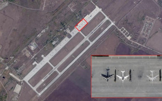 Росіяни малюють Ту-95 на базі в Енгельсі: супутникові знімки