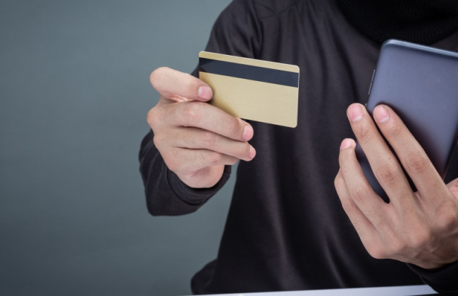 На Днепропетровщине молодой человек с сообщниками создали сайт-двойник одного из банков и обманывали людей