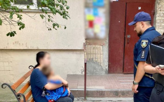На Київщині з багатоповерхівки випала 4-річна дитина