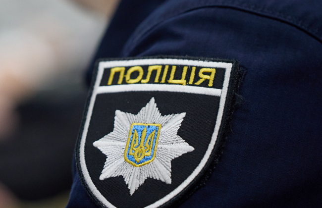 В Киеве с балкона многоэтажки упали брат и сестра: что известно