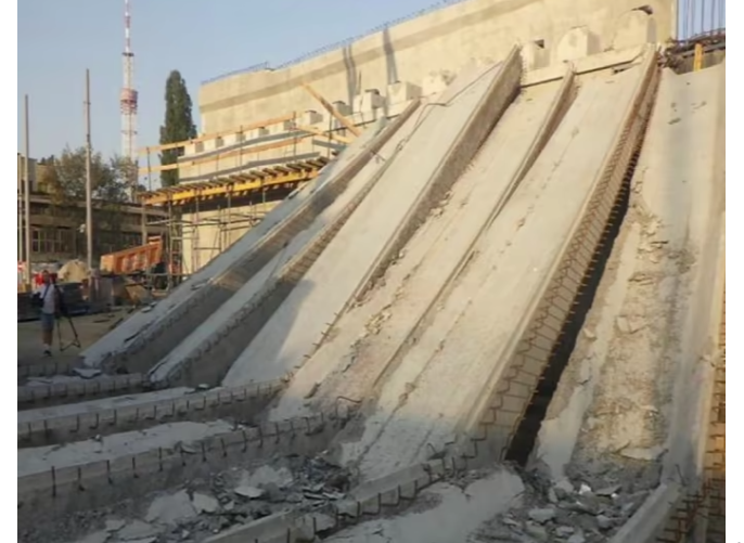 Склався як «доміно»: з’явилися нові деталі обрушення конструкцій Дегтярівського мосту в Києві