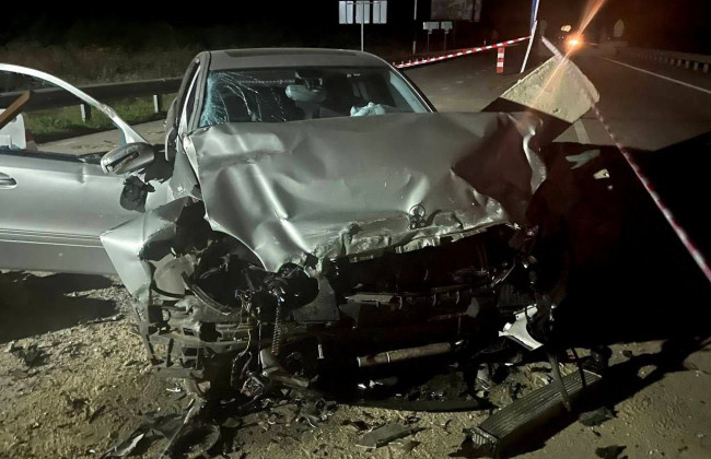 На Київщині водійка на «Mersedes» врізалася в бетонні блоки